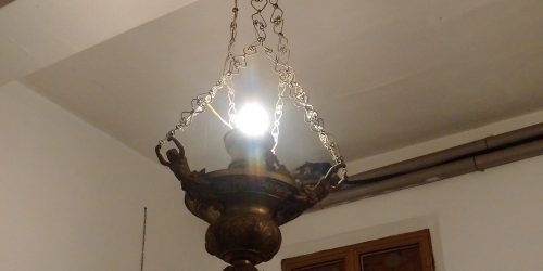 lucerna antica uso lampadario con statuine